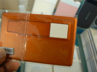 厚さ2mmでクレジットカードサイズの薄型USBメモリカード。最大容量は8Mバイト