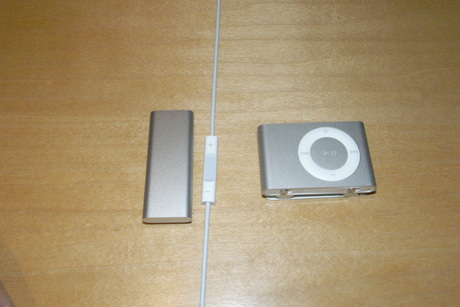 第2世代目（右）、第3世代目（左）のiPod shuffle。ボディに用意されていたボタンはリモコンに集約された。またスライドスイッチも2つから1つに減った