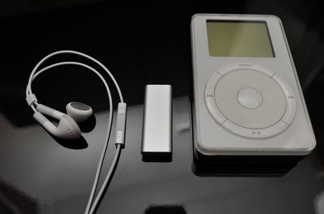 初代iPodと。5Gバイトだった初代とほぼ同じ機能と容量が、この小ささに収まっていると思うと、非常に感慨深いものがある