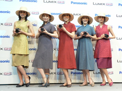 「女流一眼隊」の5人のメンバー。左から、森木美和、鈴木慶江、樋口可南子、鳥居かほり、高橋まりの