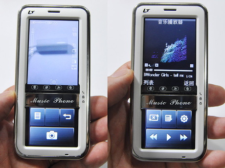 カメラを起動（左）。すると下側ディスプレイもカメラ関連のキー表示に変わる。また音楽プレーヤーを起動すると（右）。同じく下側ディスプレイが音楽再生関連キーに変わる