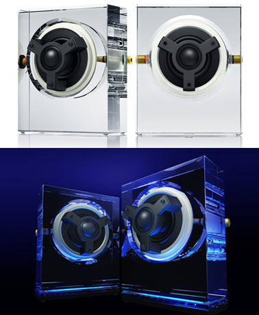 ガラススタンドスピーカー「SP0001」（上）、ライトアップステージ「SP0011」との組み合わせ（下）