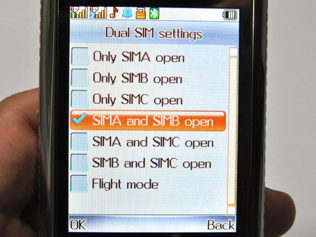 SIMカード設定画面。利用するSIMカードの組み合わせを切り替える