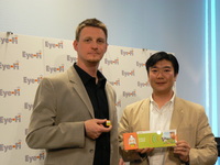 米Eye-Fi CEOのJef Holove氏（左）とアイファイジャパン代表取締役の田中大祐氏（右）