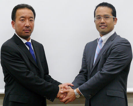 アリババ代表取締役社長の香山誠氏（左）とネットプライスドットコム代表取締役社長の佐藤輝英氏（右）