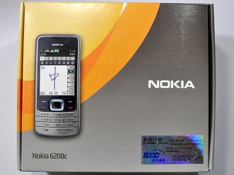 Nokia 6208cのパッケージ。画面には「中」の文字が手書きされている