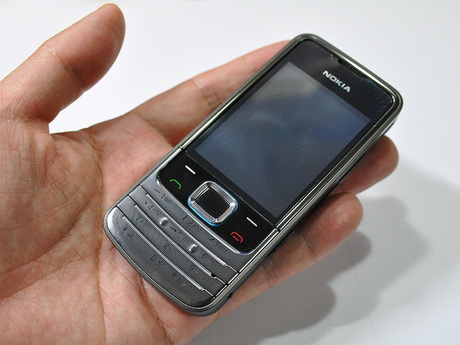 Nokia 6208c本体。どことなく中国トンデモケータイっぽいデザインだ