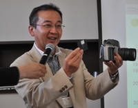 幻の電子スチルカメラ「QV-1000C」を手にする、D5000プロダクトマネージャーの田澤昌氏