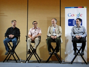 左からMozillaのSullivan氏、Gundotra氏、Web 2.0の提唱者として知られるO'Reilly氏、Papakipos氏（画像をクリックすると拡大します）