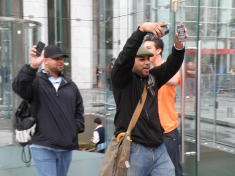 iPhone 3G Sを手にニューヨーク5番街にあるApple Storeから最初に出てきた人たち。