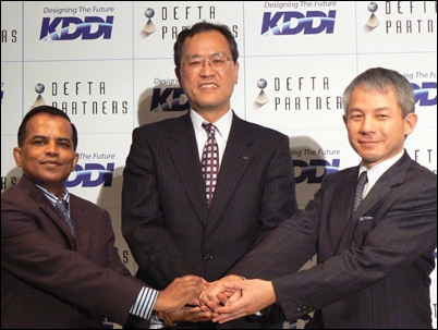 右からBRAC BC Mail Networks CEOのムハンマド・アブドゥル・ロブ氏、KDDIの田中孝司氏、デフタ・パートナーズの原丈人氏