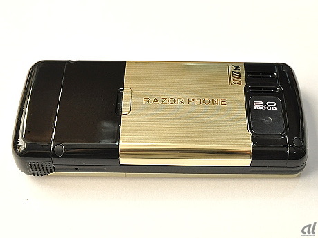 背面の電池蓋は金属製。こちらは「RAZOR PHONE」