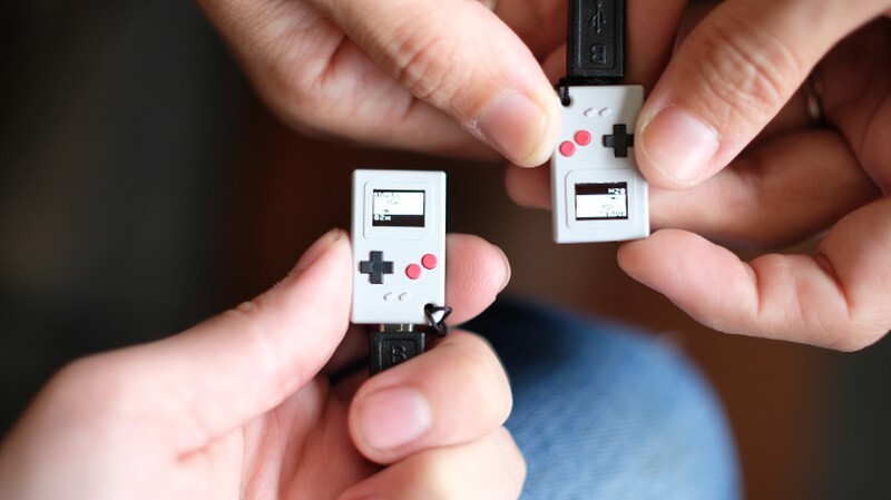 親指サイズのゲームボーイ風ゲーム機（出典：Kickstarter）