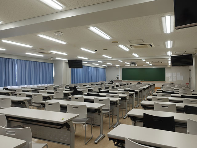 映光色のベースライトを採用した教室。一般タイプのLEDを採用した廊下と比べると明るさが異なっていた